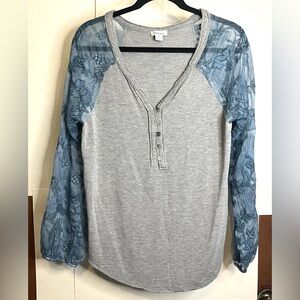 Sundance Women’s Size M Gray Stretch Henley w/ Sheer Blue Embroidered Sleeves